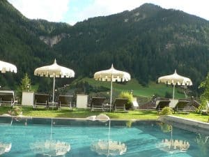 Pool mit Bergblick