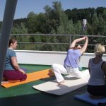 Yoga-Stunde auf der MS Brombachsee