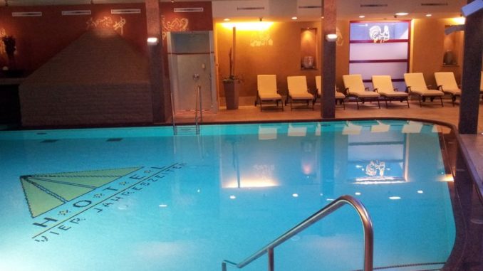 Pool im Hotel Vier Jahreszeiten