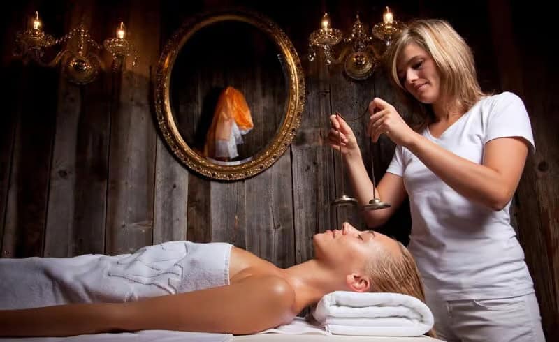 Dolomiten_Wellness_Residenz_Mirabell_Klangschalen-Massage