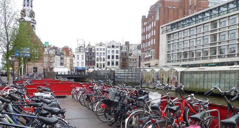 Amsterdam Fahrradparkplatz auf Schiff