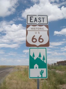 Route 66 Straßenschild mit Richtung Osten.