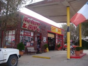 Eine alte Route 66 Tankstelle in Seligman, Arizona.