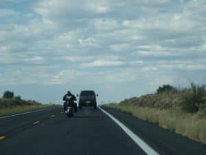 Motorradfahrer und Autofahrer auf ihrer Tour durch die USA.