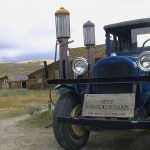 Alte Zapfsäulen und Fahrzeug aus den 20er Jahren in Bodie