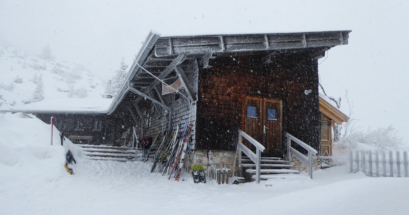 Verschneite Schneeschuhwanderung am PREDAX 28 Almhütte Schlegelmulde