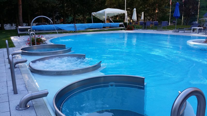 Le Bristol, Aussenbecken