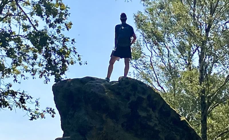 In der Positur „Der Wanderer über dem Nebelmeer“