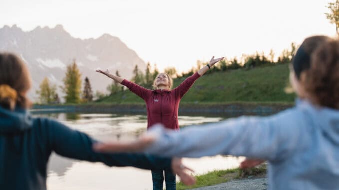 Wilder_Kaiser_Aktive_Erholung_Yoga_Astbergsee_Sommer2022_CarmenHuter (9)