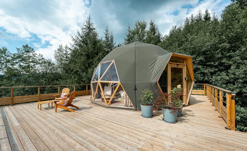die luftigste Unterkunft bei Jolis Chalets ist ein Dome-Zelt, mit eigenem Jacuzzi ausgestattet, © BlackMountainProd