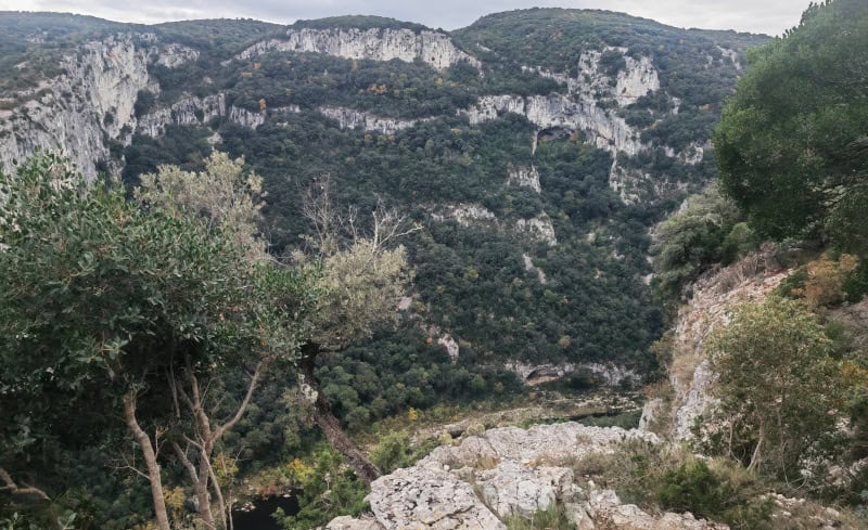 Traumhaft schöne Flusskreuzfahrt mit der Bijou du Rhône auf Saône und Rhône (Teil 2) 62 Schlucht des Flusses Ardèche.