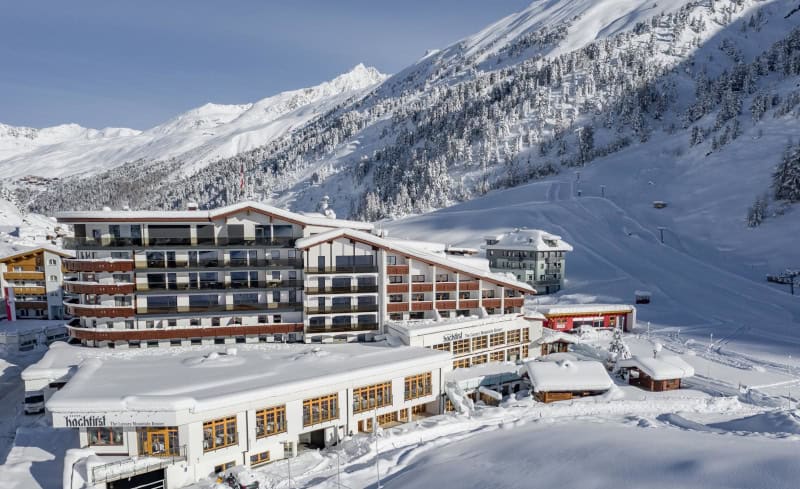 Schneesicheres Ski- und Wellnessarrangement de luxe im Hochfirst – The Luxury Mountain Resort 1 Hochfirst Aussenterrasse