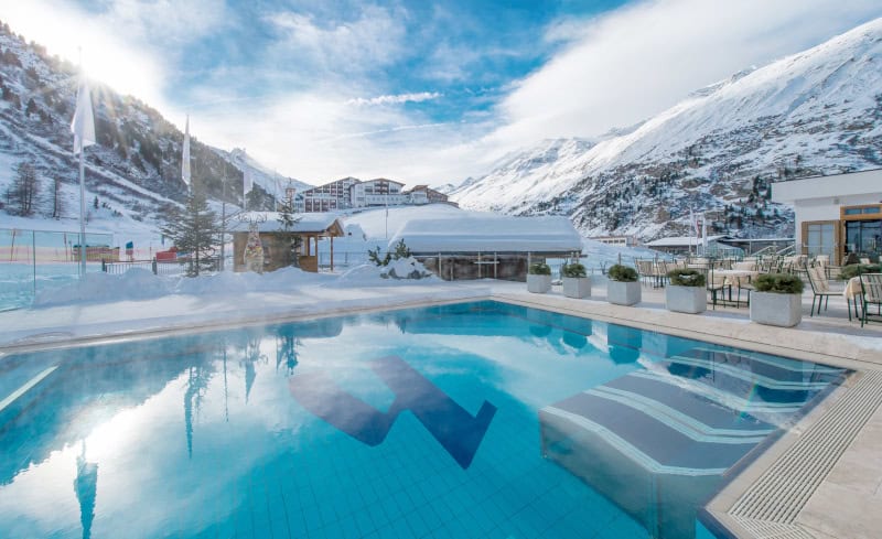 Schneesicheres Ski- und Wellnessarrangement de luxe im Hochfirst – The Luxury Mountain Resort 4 Hochfirst Pool Aussen (c) Lohmann
