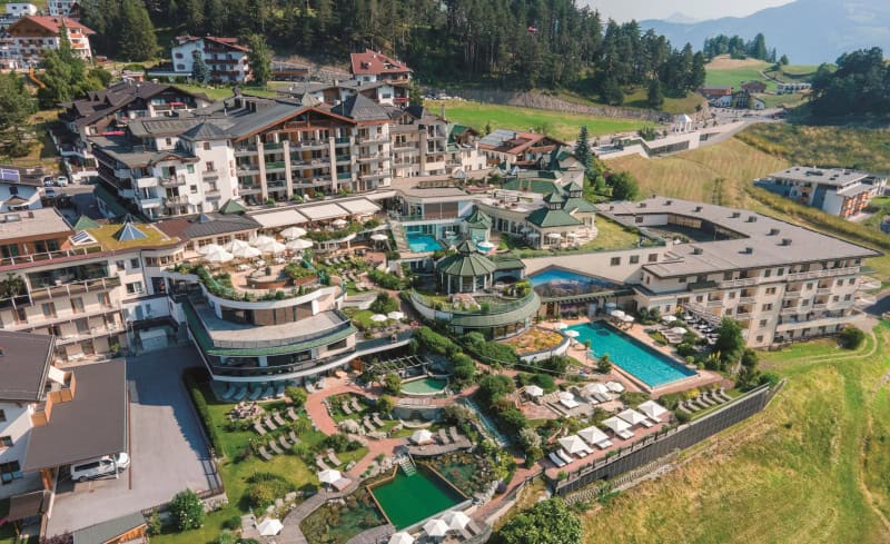 Luxus-Wellness-Auszeit in den Bergen in der Wellnessresidenz Schalber 1 Blick auf die gesamte Hotelanlage, Wellnessresidenz Schalber