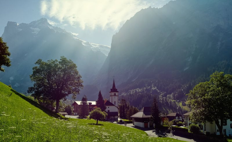 Grindelwald-Sommer-Wetterhorn-Kirche (c) Jungfraubahnen