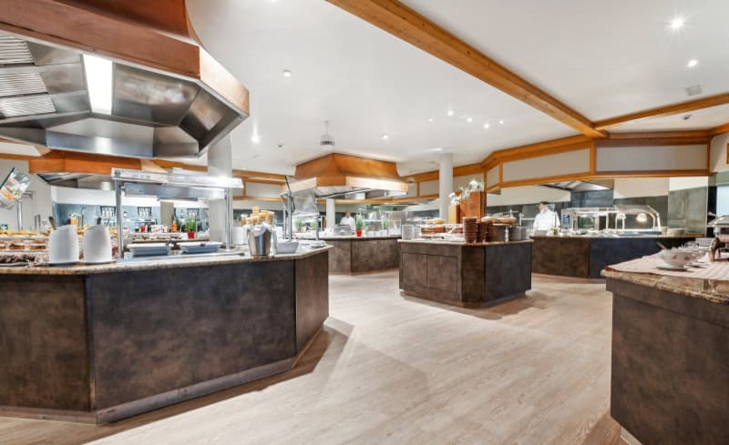 Mit Aldiana Urlaubsgefühle zwischen Meer und Bergen, die den Sommer prägen 36 Aldiana Club-Schlanitzen-Alm Restaurant