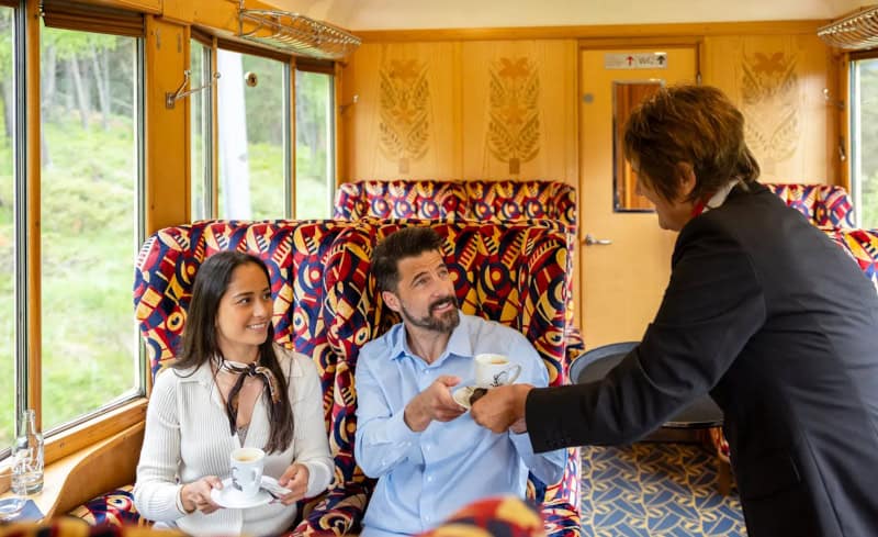 Stilvoll über die Alpen im Bernina Express Pullman Class ab St. Moritz 2 Salonwagen auf der Berninalinie