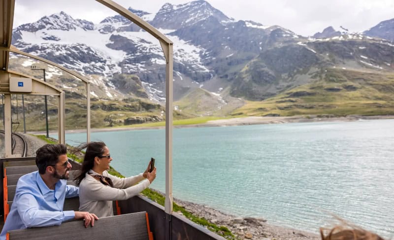 Stilvoll über die Alpen im Bernina Express Pullman Class ab St. Moritz 3 Offener Aussichtswagen, Bernina Express am Lago Bianco