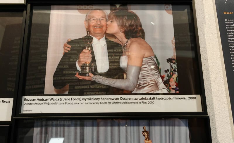 Łódź – eine Metropole voller überraschender und einzigartiger Attraktionen (Teil 1) 99 Museum Kinematografie 17 Oskar von Jane Fonda an Andij Wajda verliehen