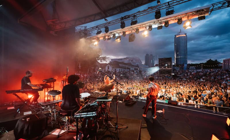 Kulturarena, Flussromantik und Festival unterm Sternenzelt - Sommerreisetipp Jena 4 Dota KulturArena 2024 Foto: Christoph Worsch