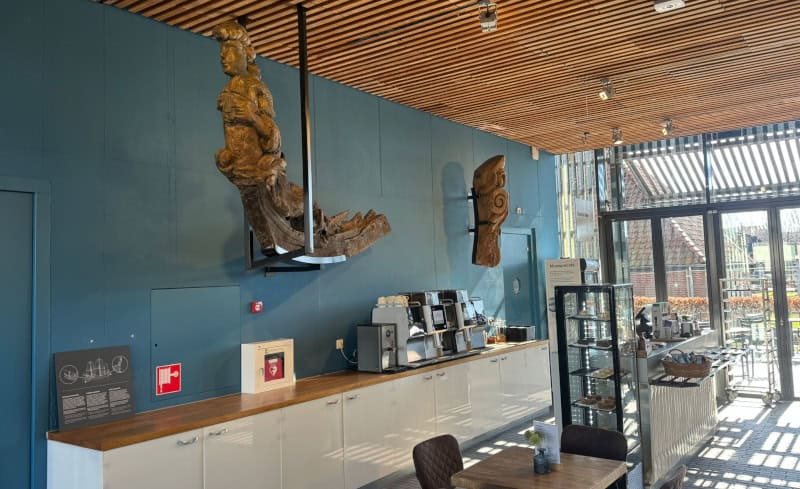 Texel bietet aufregenden Museums-Sommer - Kultur frisch inszeniert 6 Historische Holzschnitzereien im Eingang von Museum Kaap Skil, Copyright Museum Kaap Skil