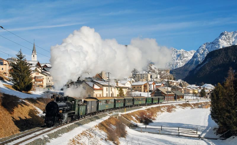 Weihnachten auf Schienen für Groß und Klein mit der Rhätische Bahn 6 Dampfzug bei Ardez