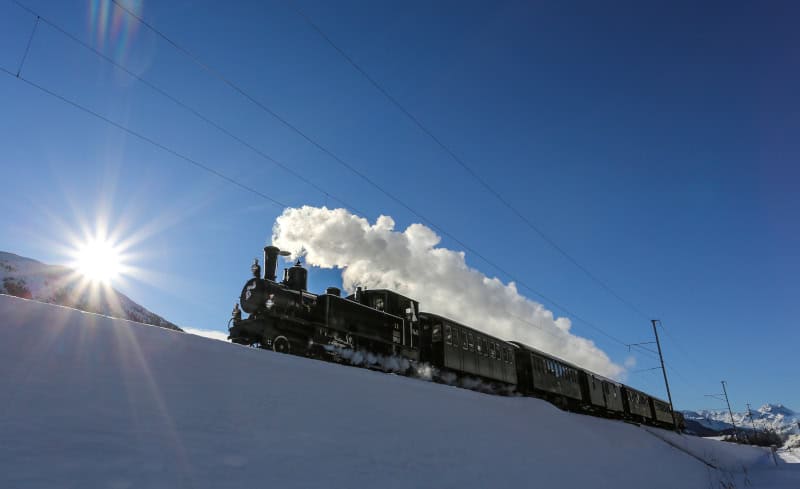 Weihnachten auf Schienen für Groß und Klein mit der Rhätische Bahn 5 Heidi-Dampfzug im Oberengadin