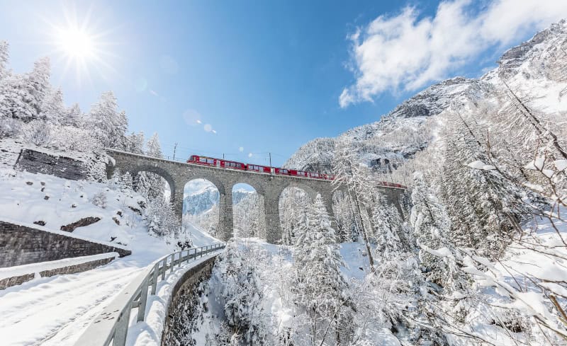 Weihnachten auf Schienen für Groß und Klein mit der Rhätische Bahn 3 Interregio im verschneiten Albulatal