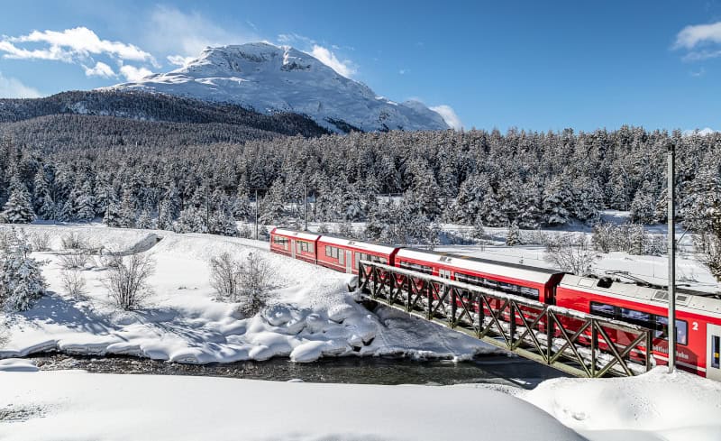 Weihnachten auf Schienen für Groß und Klein mit der Rhätische Bahn 8 Regionalzug der RhB bei Punt Muragl