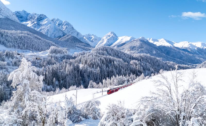 Weihnachten auf Schienen für Groß und Klein mit der Rhätische Bahn 2 Regionalzug im Engadin